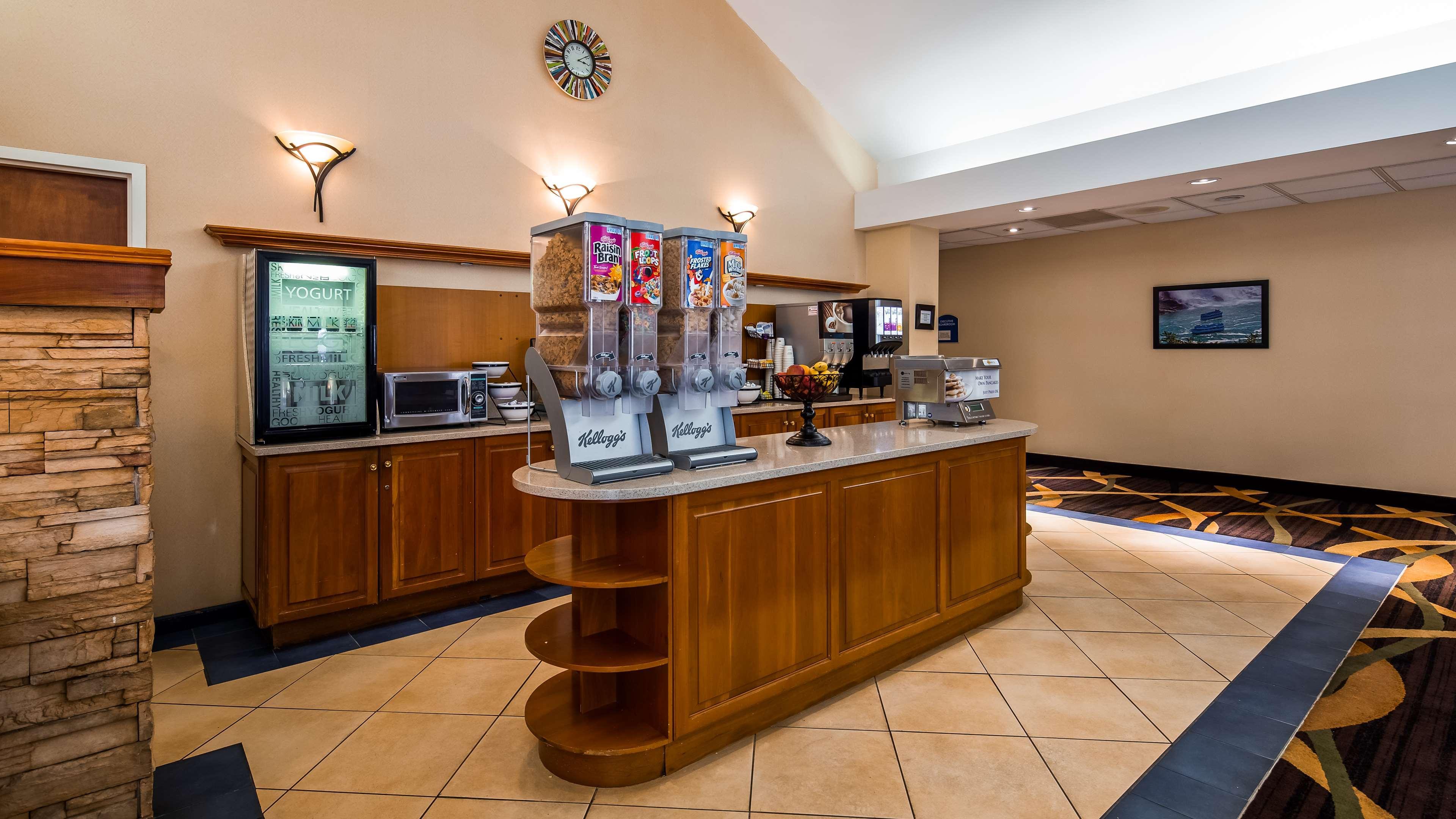 Best Western Galleria Inn & Suites Cheektowaga Bagian luar foto