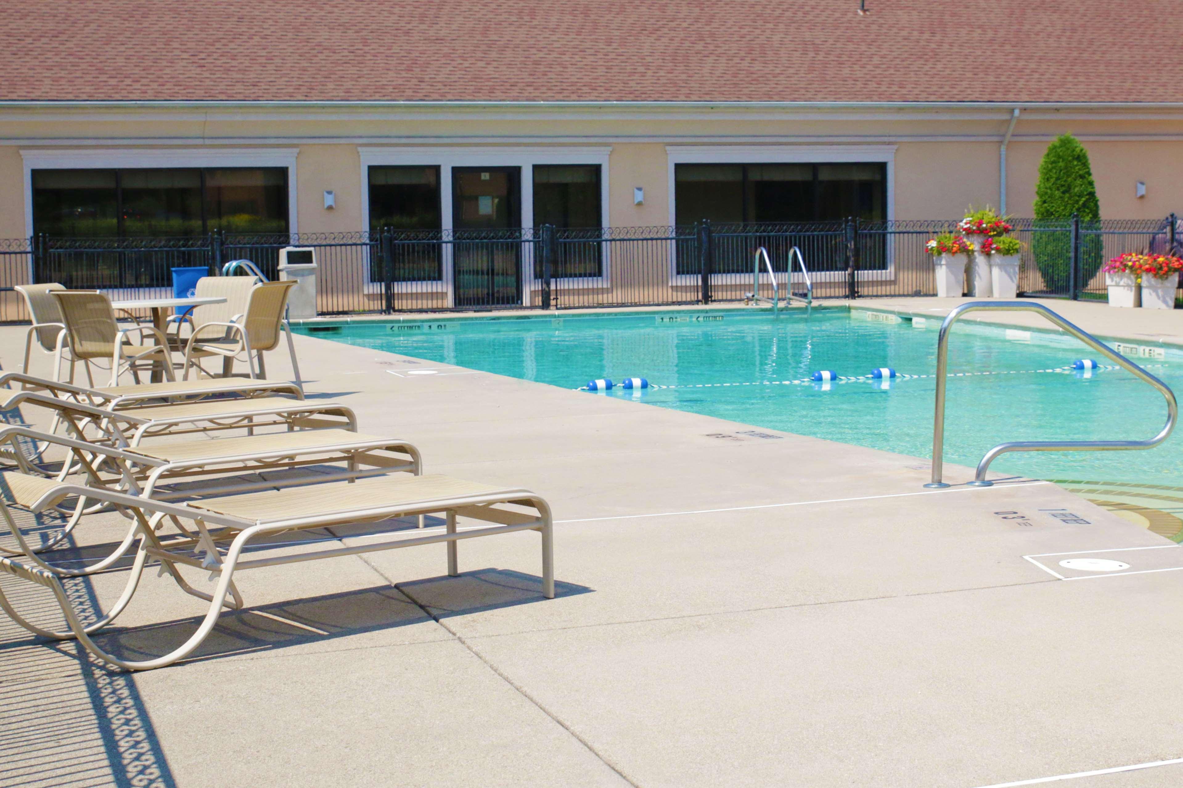 Best Western Galleria Inn & Suites Cheektowaga Bagian luar foto